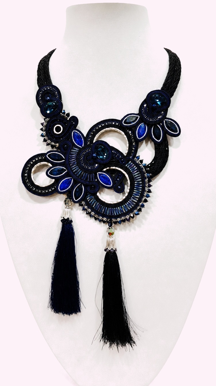 Colier statement Soutache – bleu & negru cu ciucuri