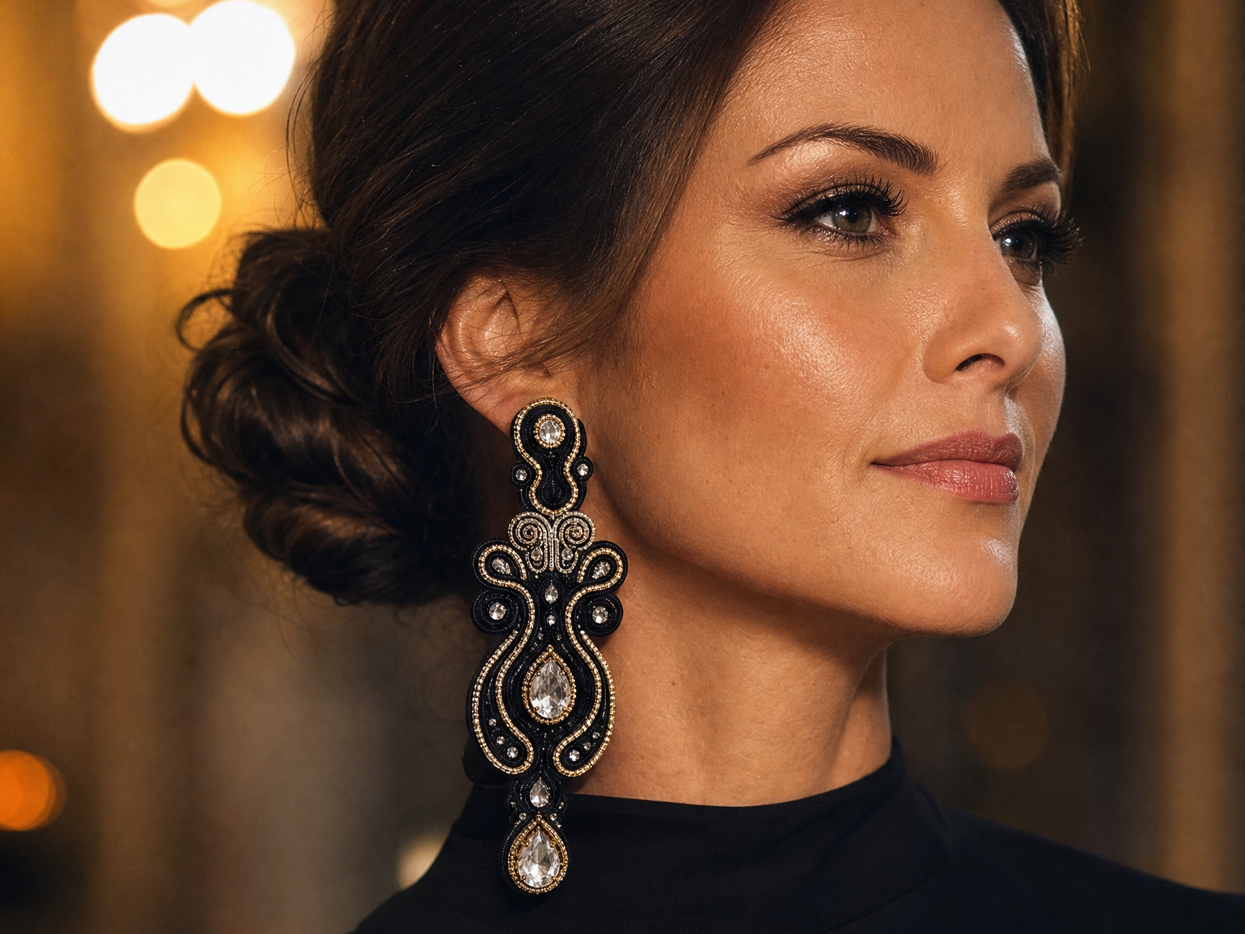 Evening Glow — cercei soutache negri cu auriu și cristale pe rochie neagră
