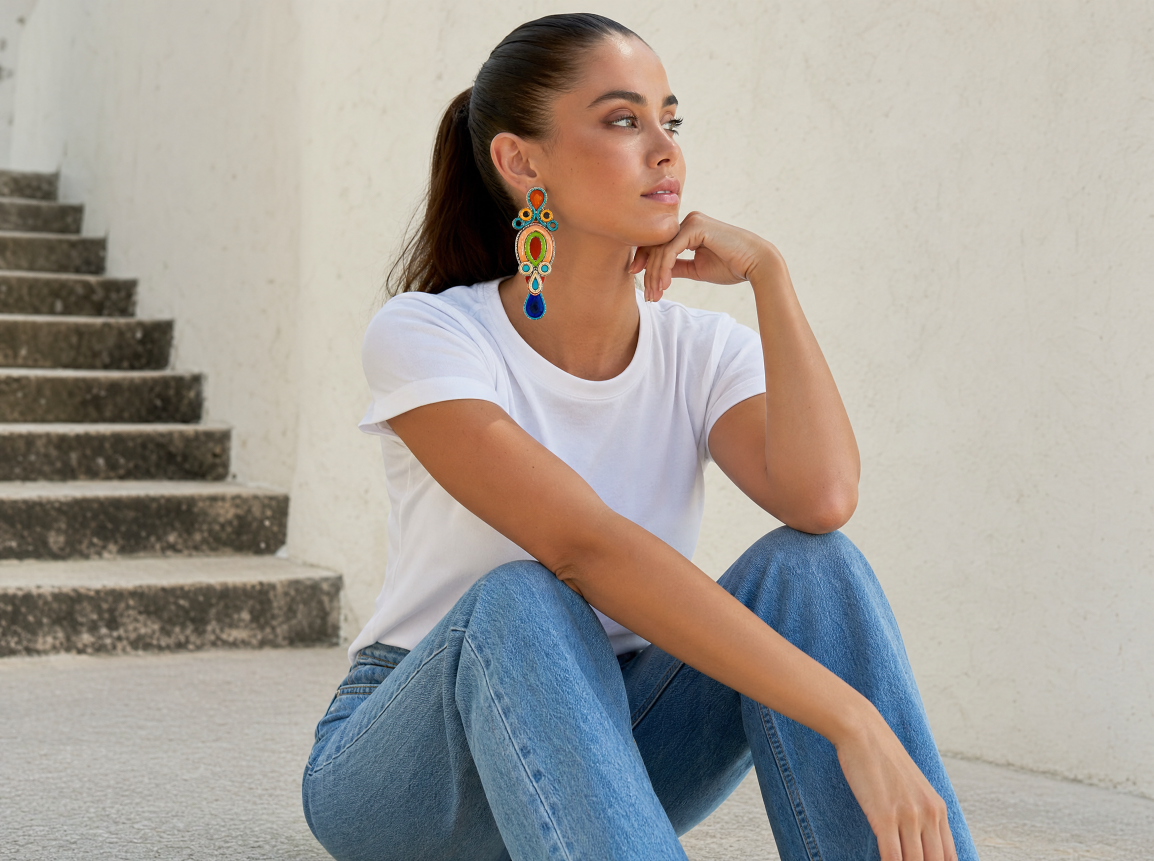 Weekend Glam — cercei soutache colorați cu blugi și tricou alb